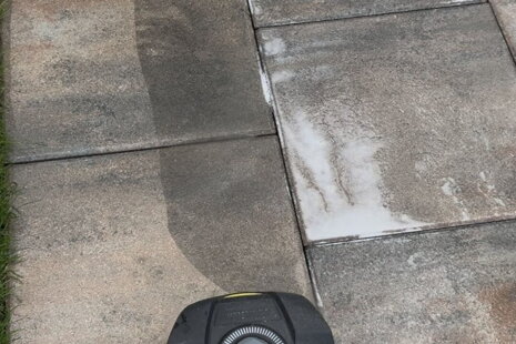 Čistota a nový dych pre vašu dlažbu a fasádu: Ako správne používať Eksil EC-87 a EC90